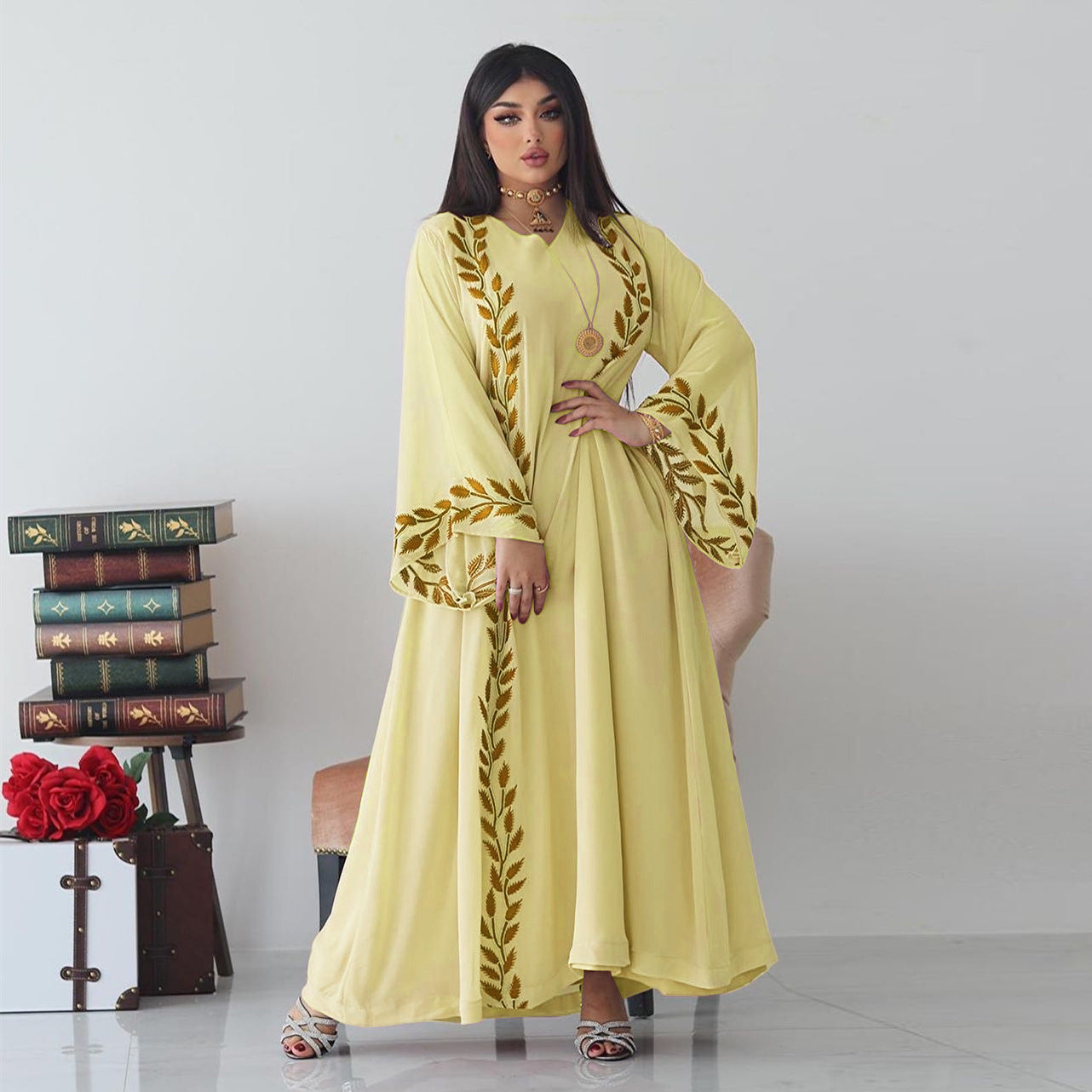 Robe à col rond avec foulard longue en chiffon brodée