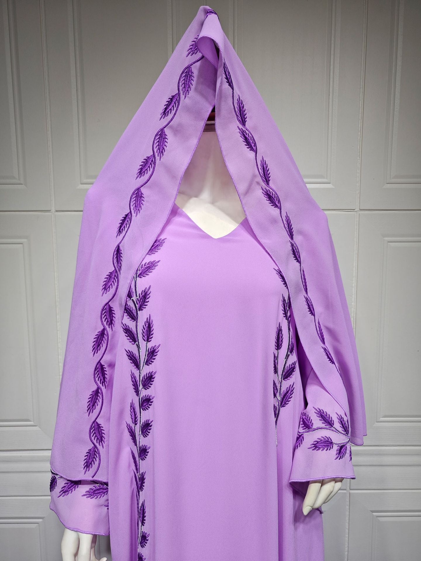 Robe à col rond avec foulard longue en chiffon brodée