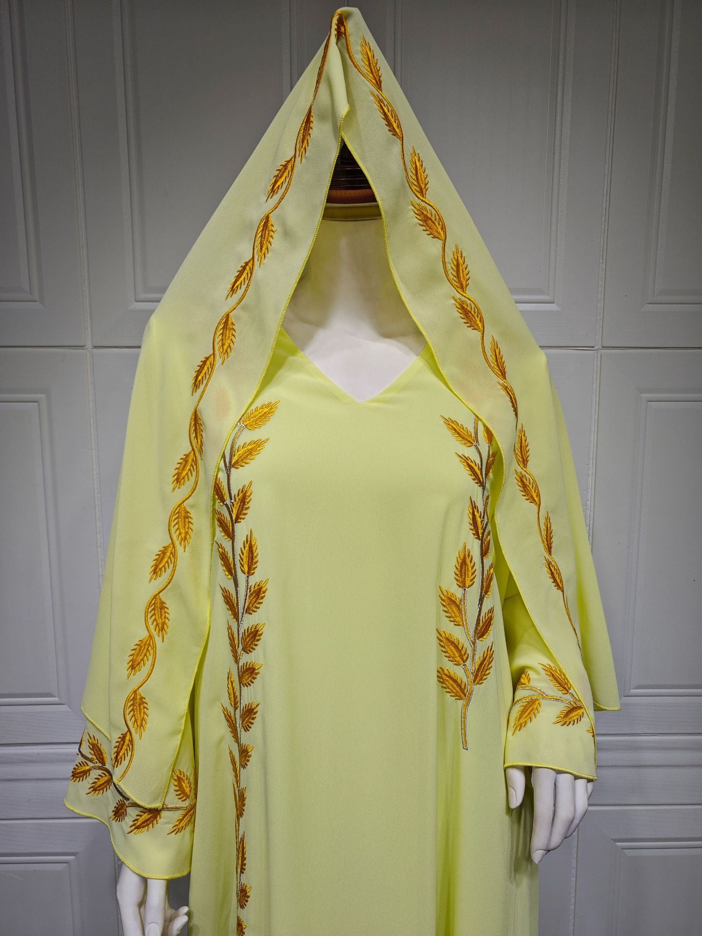 Robe à col rond avec foulard longue en chiffon brodée