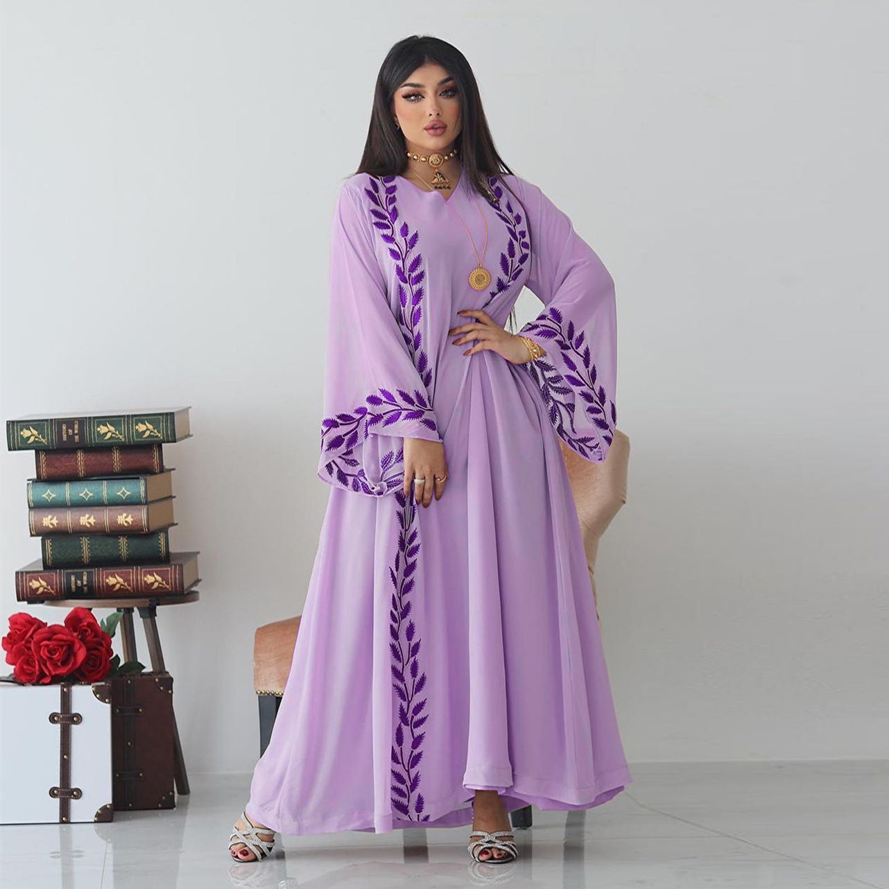 Robe à col rond avec foulard longue en chiffon brodée