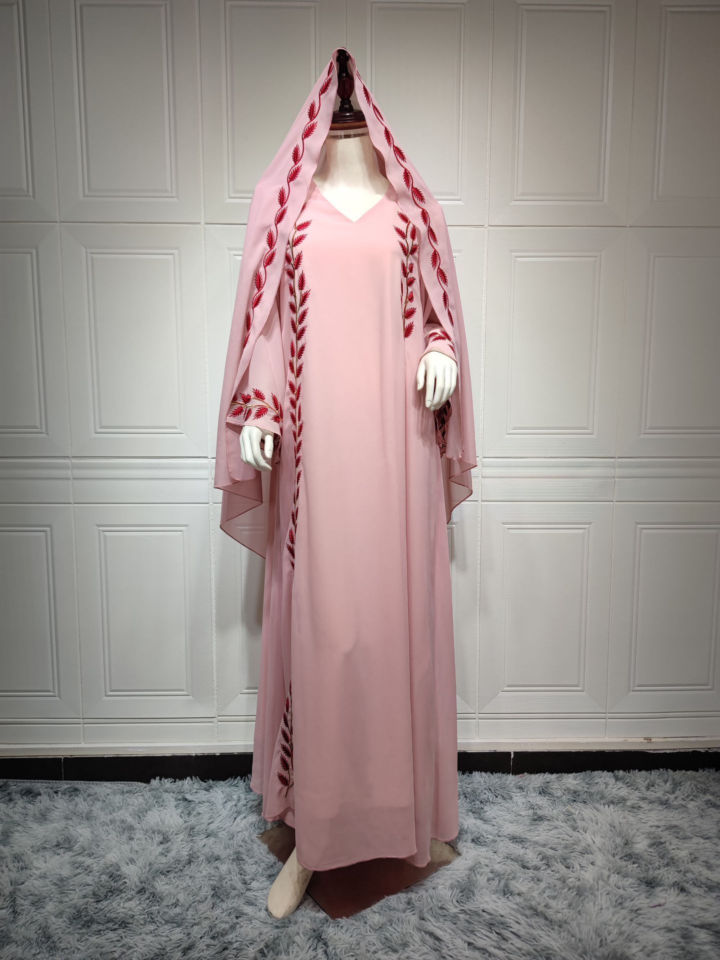 Robe à col rond avec foulard longue en chiffon brodée